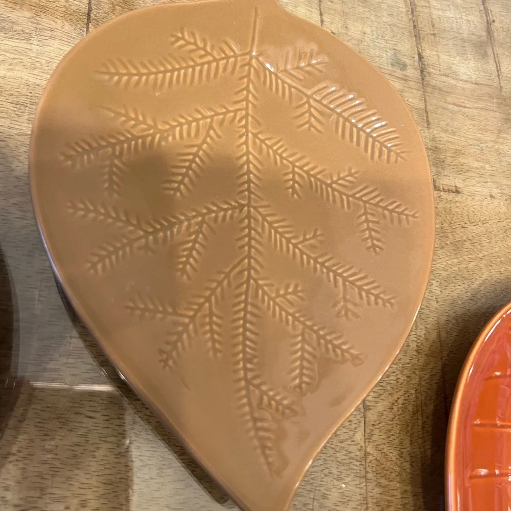 Set of 4 Leaf-Shaped Decorative Plates